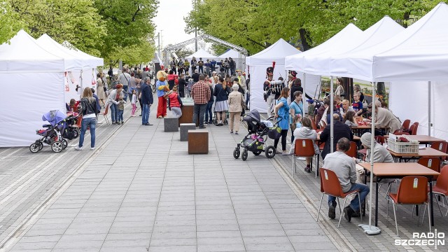 Degustacje potraw wegańskich i wegetariańskich, porady dietetyka, zajęcia jogi oraz pokaz tai chi - m.in. takie atrakcje przygotowali organizatorzy akcji Kolorowa Aleja w Szczecinie.