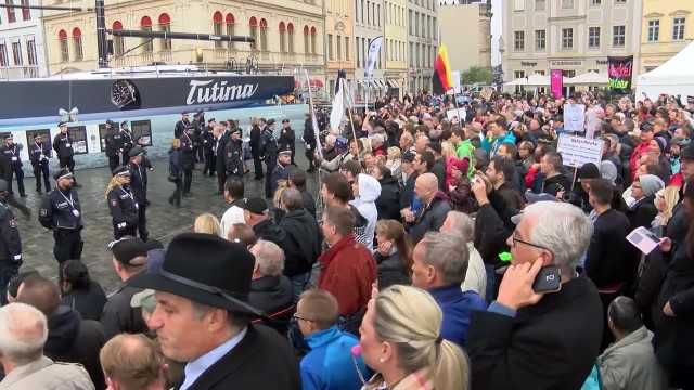 Merkel musi odejść czy Kanclerz jest zdrajcą - takie hasła skandowali protestujący przed kościołem i operą w Dreźnie, gdzie władze kraju świętują 26. rocznicę zjednoczenia Niemiec.