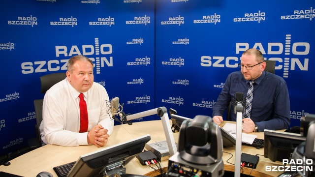 Jeżeli ktoś jest popularny i kojarzony jako polityk o silnej pozycji - to musi liczyć się, że ktoś będzie się próbował taką osobą posłużyć: tak poseł PiS Leszek Dobrzyński komentuje emocjonalne słowa swojego partyjnego kolegi ze Szczecina Joachima Brudzińskiego.