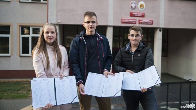 Uczniowie z Zespołu Szkół w Widuchowej zbierają podpisy pod petycją w sprawie zainstalowania sygnalizacji świetlnej.