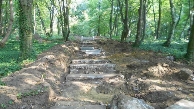 Zabytkowe schody i ponad 200 płyt nagrobnych odkopano w parku przy ulicy Ostrowskiej w Szczecinie. To teren dawnego cmentarza. Nekropolia powstała w 1912 roku i funkcjonowała do 1945. Później została zdewastowana.