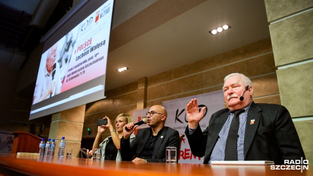 Lech Wałęsa spotkał się z mieszkańcami Szczecina. W środę wieczorem do auli Uniwersytetu Szczecińskiego przy ul. Krakowskiej, gdzie odbyło się spotkanie z byłym prezydentem RP, przyszło ponad 700 osób.