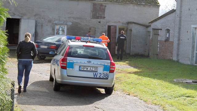 Do zdarzenia doszło w miniony wtorek. Według informacji Dziennika Nowogardzkiego około 40-letnia kobieta urodziła dziecko w przydomowym wychodku, a ciało noworodka wpadło do szamba.