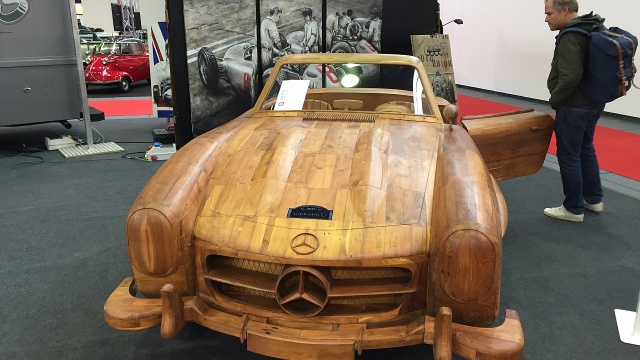 Na Motor World Classics można zobaczyć kilkaset zabytkowych samochodów i motocykli. Niektóre można nawet kupić.