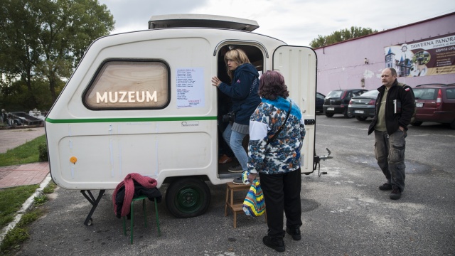 Zabytkowa przyczepa campingowa z czasów PRL a w niej kilkadziesiąt zdjęć - w Stepnicy stanęło nietypowe muzeum.