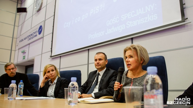 Program 500 będzie tylko dla najbiedniejszych, reformy edukacji nie odwrócimy, ale chcemy świeckiej szkoły. Propagujemy też nowoczesny patriotyzm nieoparty na kulcie Żołnierzy Wyklętych - mówiła w Szczecinie Joanna Staniszkis z.Nowoczesnej.