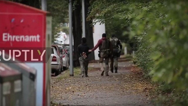 Poszukiwany miał przygotowywać zamach w Chemnitz. Podczas zakrojonej na dużą skalę operacji antyterrorystycznej służby zatrzymały już trzy osoby podejrzane o udział w przygotowaniu zbrodni, ale główny organizator nadal jest na wolności.