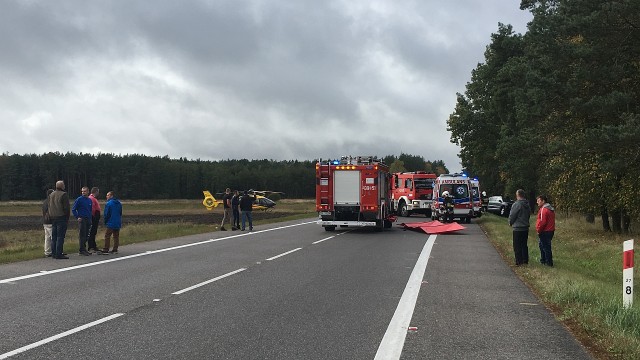 Trzy samochody zderzyły się w okolicy miejscowości Glewice na drodze krajowej numer 6 koło lotniska Szczecin-Goleniów. Do wypadku doszło w niedzielę po południu.