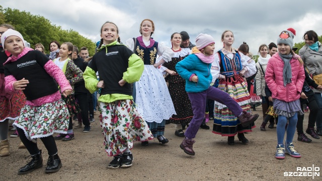Mieszkańcy Szczecina przyłączyli się do ogólnopolskiej akcji Wytnij Hołubca. W niedzielę po południu spotkali się na Jasnych Błoniach, by razem zatańczyć.