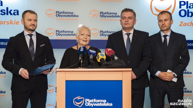 Politycy Platformy Obywatelskiej ze Szczecina stwierdzili, że powrót do ośmioletniej podstawówki to gra na sentymentach, a realnie cofa polskie szkoły do poziomu PRL.