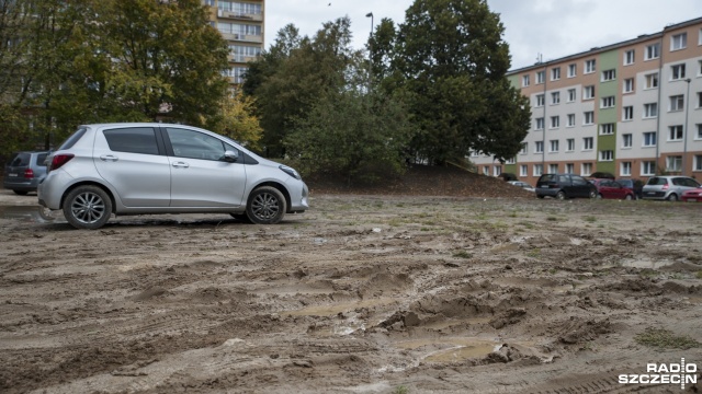 Błoto, dziury i kałuże - tak wygląda parking przy ul. Dunikowskiego na szczecińskich Pomorzanach. Tamtejsi mieszkańcy twierdzą, że tak jest od dwóch lat i pytają czy coś się wreszcie zmieni.