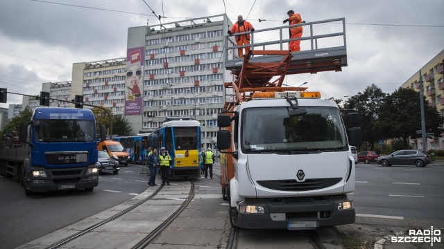 Zerwana sieć zasilania tramwajowego na skrzyżowaniu Malczewskiego i Matejki jest poważniejsza niż sądzono.