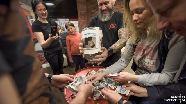 Robiąc steki, w trzy dni zebrali blisko cztery tysiące złotych na cele charytatywne. Szczecińska restauracja SteakHouse Evil świętowała w miniony weekend pierwsze urodziny. Przy okazji celebracji jubileuszu odwiedzający lokal mogli taniej zjeść, ale też wspomóc potrzebujących.