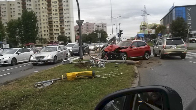 BMW uderzyło w słup na ulicy Przyjaciół Żołnierza w Szczecinie koło centrum handlowego Wilcza. Do wypadku doszło przed godziną 17.