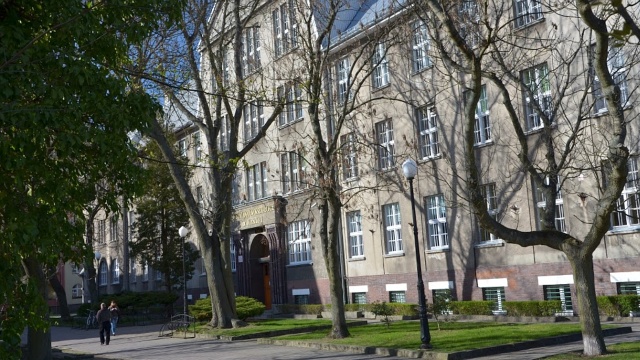 Uczniowie siedzą na lekcjach w kurtach i przykrywają się kocami. W Liceum im. Mieszka I w Świnoujściu temperatura spadła do 18 stopni Celsjusza.