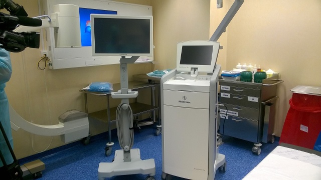Lekarze przykładają do głowy pacjenta ramkę ze specjalnymi czujnikami, a kamera przekazuje obraz na monitor - dzięki temu neurochirurdzy widzą, gdzie znajduje się guz i wiedzą, jak operować.