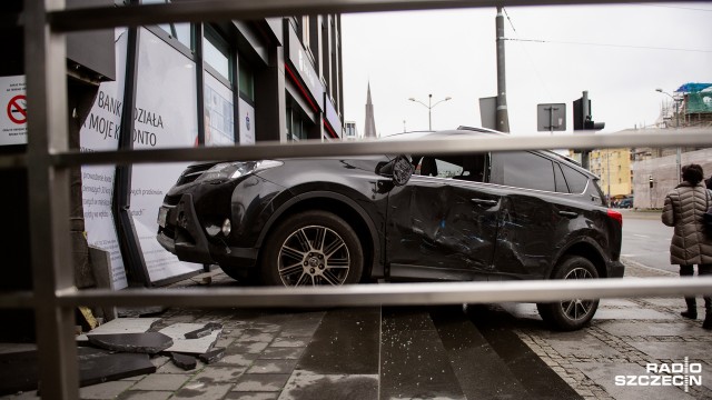 Poszkodowana kobieta i auto, które wbiło się w fasadę budynku w centrum Szczecina - to skutki wypadku, do którego doszło w środę przed godz. 11 w okolicy Bramy Portowej.