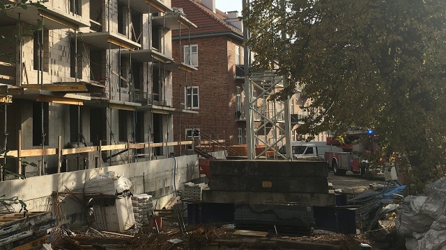 Podczas prac budowlanych przy ul. Janickiego, belka zerwała się z dźwigu i przygniotła mężczyznę. 47-latek zginął na miejscu.