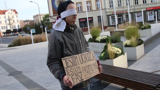 Imigrant przebywający w ośrodku w niemieckim Ahlbeck stanął na świnoujskiej promenadzie z kartonem z napisem: jestem uchodźcą, jeśli mi ufasz to mnie przytul.