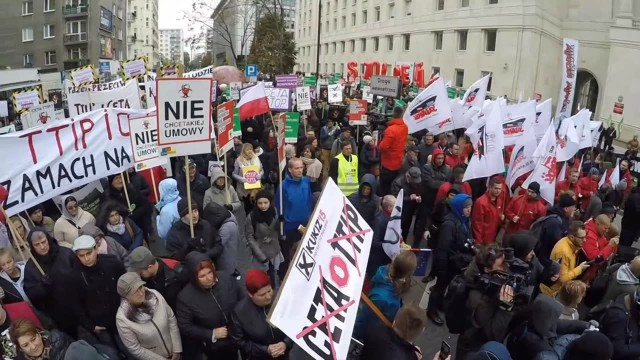Rolnicy, politycy i aktywiści z całego kraju wzięli udział w warszawskim proteście przeciwko umowie CETA. Manifestacja odbyła się w sobotę po południu. Do akcji przyłączyli się również działacze zachodniopomorskiej Solidarności rolników.