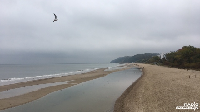 Morze zabrało część plaży w Międzyzdrojach. Miejscami woda zajęła nawet kilkanaście metrów plaży albo powstały ogromne zatoki.