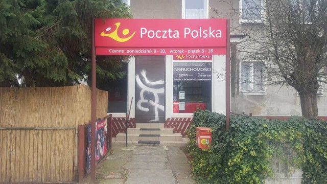 Pożar na poczcie przy ul. Okulickiego to było podpalenie - ustaliło Radio Szczecin. W nocy z piątku na sobotę 22-letni mieszkaniec Szczecina włamał się do środka, ukradł 1100 zł i aby zatrzeć ślady, podłożył ogień. Sąsiad z góry poczuł dym i wezwał straż pożarną.