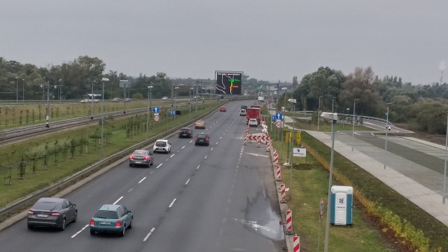 Powstający na lotnisku, a tuż przy kładce dla pieszych, duży parking jest już niemal gotowy.