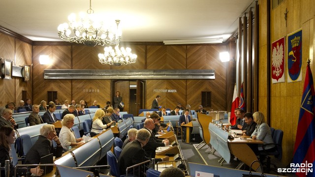 Radny PiS Marek Duklanowski mówi do prezydenta Szczecina Piotra Krzystka, żeby przestał ściemniać. Słowa padły na sesji rady miasta, przy okazji dyskusji o Strefie Płatnego Parkowania.
