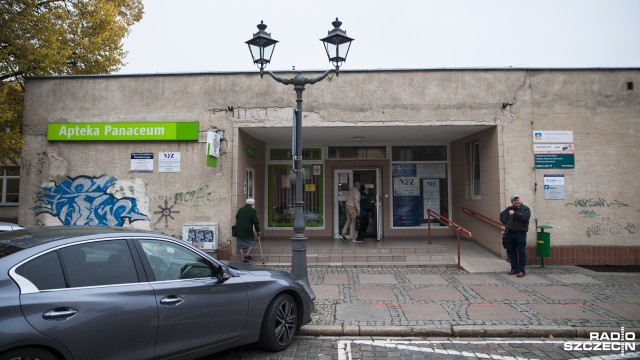 Magistrat chce wyburzyć budynek tamtejszej przychodni z lat 60., aby postawić nowy wraz z parkingowcem.