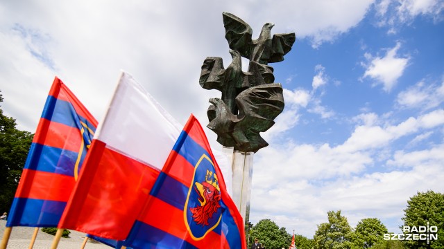 Niespodziewane kontrowersje wokół pomnika Chłopca z Pesztu, czyli daru od mieszkańców stolicy Węgier dla szczecinian. Podczas wtorkowej sesji radni dyskutowali ponad godzinę, bo wątpliwości wzbudziło miejsce: Jasne Błonia nieopodal budynku byłego konsulatu radzieckiego. Ostatecznie radni wyrazili zgodę, ale przy jednym głosie przeciw i dwóch wstrzymujących się.