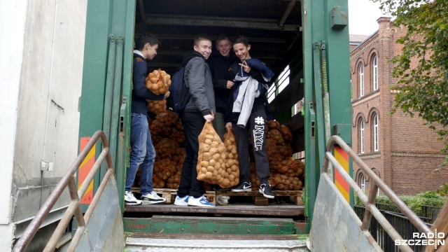 Kup ziemniaka dla dzieciaka - akcję pod takim hasłem zorganizowali we wtorek na rynku miejskim w Reczu uczniowie, rodzice i nauczyciele z tamtejszego zespołu szkół.
