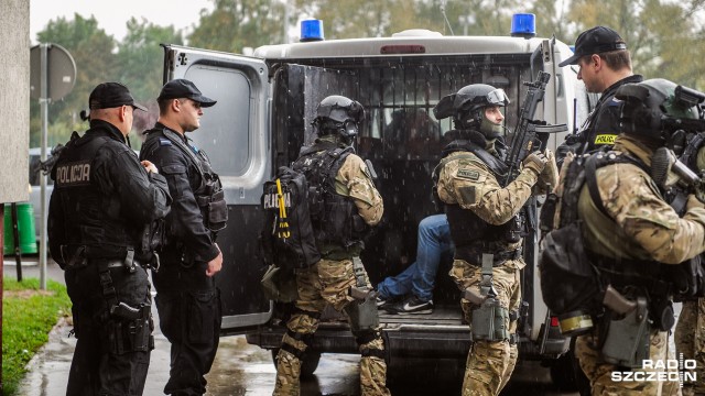 Zamaskowany napastnik wtargnął do szkoły, wymachiwał maczetą, wziął zakładników i groził, że ich zabije. Do akcji wkroczyła policja, w tym antyterroryści - taki był scenariusz ćwiczeń, które w środę zostały przeprowadzone w Zespole Szkół im. Ignacego Łukasiewicza w Policach.