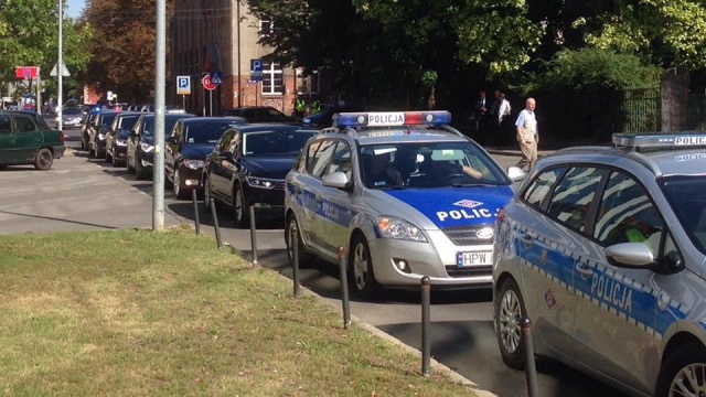 Ochrona ministra była zgodna z regulacjami BOR, a eskorta policji nie odbiegała od procedur standardowo stosowanych w podobnych przypadkach - tak Ministerstwo Spraw Wewnętrznych i Administracji odpowiada na pytania o kolumnę ośmiu aut, w której Mariusz Błaszczak przyjechał do szczecińskiej telewizji.