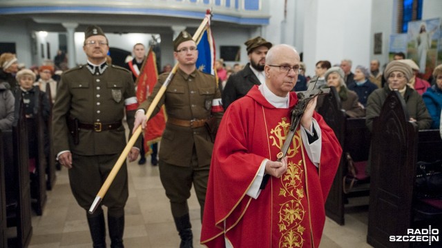Jego słowo o miłości wzbudzało niepokój i strach wśród komunistycznej władzy - tymi słowami metropolita szczecińsko-kamieński, abp Andrzej Dzięga przypomniał postać ks. Jerzego Popiełuszki. W środę, w 32. rocznicę śmierci kapelana Solidarności, do kościoła Wniebowzięcia Najświętszej Marii Panny w Nowogardzie wniesione zostały relikwie błogosławionego. W nabożeństwie wzięło udział ponad 200 osób.
