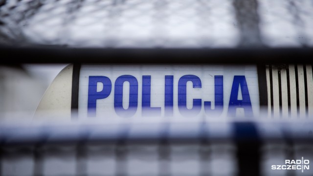 Policja zatrzymała więźnia, który uciekł z prokuratury w Białogardzie. Jak ustaliło Radio Szczecin, funkcjonariusze schwytali 22-latka w czwartek po godz. 18.