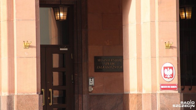 Ministerstwo Spraw Zagranicznych łagodzi polecenie dla Polaków lecących do Turcji. Resort wydał komunikat, w którym radzi, by zawsze mieć przy sobie paszport oraz żeby unikać zgromadzeń w miejscach publicznych.