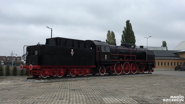 Blisko 70-letnia maszyna latami stała między peronami na stargardzkiej stacji, niszczała, a jej przyszłość była niepewna. Od całkowitego zniszczenia uratował ją lokalny miłośnik kolei.