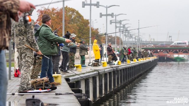 Bez siatek, ale z miarką albo smartfonem wybrali się nad nadodrzańskie bulwary uczestnicy szóstej, ostatniej tegorocznej edycji imprezy Street Fishing. Łowiący na spinning starają się złapać drapieżne ryby.