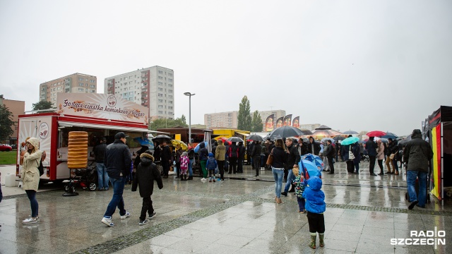 Kanapka pastrami, belgijskie frytki, piwo, prażone kasztany czy zapiekanki - przed halą Azoty Arena w Szczecinie trwa II Festiwalu Food Trucków.