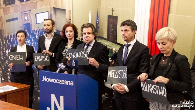 Siedem grzechów głównych PiS według szczecińskiej.Nowoczesnej: partia rządząca jest winna m.in. zamknięcia stadionu Legii przez UEFA na mecz Ligi Mistrzów z Realem Madryt, blamażu na arenie międzynarodowej i staczania się kraju w odmęt gospodarczego niebytu czy skoku na stanowiska co symbolizuje sprawa Misiewiczów.