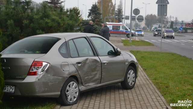 Ambulans zderzył się z samochodem osobowym na skrzyżowaniu ulic Żurawiej i Matejki w Kołobrzegu. Do zdarzenia doszło chwilę po godzinie 11.
