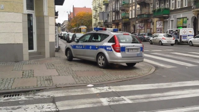 Dwa tygodnie temu na ul. Jagiellońskiej w Szczecinie przechodnie nagrali radiowóz zaparkowany na chodniku przed przejściem dla pieszych, bez włączonych kogutów. Po zgłoszeniu sprawy dyżurnemu policjantka odjechała i jak twierdzi jeden z przechodniów, miała przejechać jednemu z filmujących po stopie.