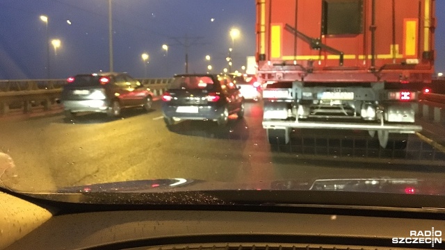 Zakorkowany jest dojazd do centrum Szczecina z Prawobrzeża. Samochody zwalniają już na ulicy Hangarowej.