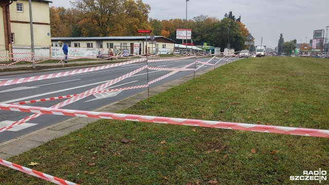 Rozwieszone na stalowych prętach taśmy, na poboczach złożone bariery i odwrócone znaki ograniczające prędkość. Na szczecińskich ulicach widać już pierwsze przygotowania do zbliżającego się dnia Wszystkich Świętych.