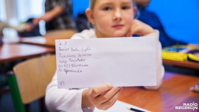 Uczniowie ze szczecińskiej Publicznej Szkoły Podstawowej na Głębokiem chcą zapewnić 7-letniej Martynie Wójtowicz i innym chorym na rdzeniowy zanik mięśni dostęp do Nusinersenu - leku, który pomaga w walce ze schorzeniem. Piszą w tej sprawie listy do premier Beaty Szydło.