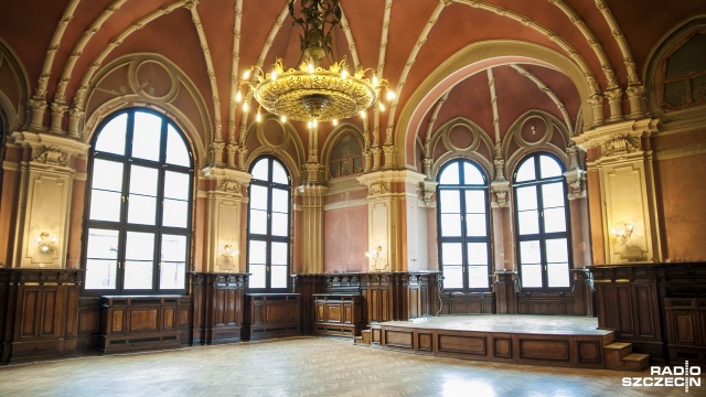 Szczecińska Akademia Sztuki oficjalnie przejęła byłą siedzibę banku przy alei Niepodległości w Szczecinie. W środę został podpisany akt notarialny w tej sprawie. Zakup Pałacu Ziemstwa Pomorskiego sfinansowało Ministerstwo Kultury i Dziedzictwa Narodowego. Zapłaciło za niego ponad dziewięć milionów złotych.