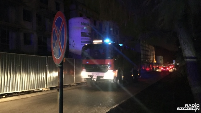 Pożar w bloku przy ulicy Chopina w Szczecinie. Zapalił się koc zostawiony na grzejniku elektrycznym. Jedna osoba podtruła się najprawdopodobniej dymem i trafiła do szpitala.