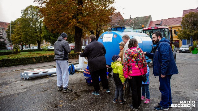 Trzeci dzień bez czystej wody w kranach są mieszkańcy Myśliborza. W wodociągu, który dostarcza wodę do ok. 12 tysięcy mieszkańców miasta i pobliskich wsi, sanepid wykrył bakterie z grupy coli.
