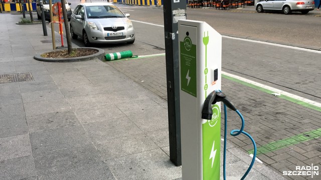 Ministerstwo Energii zamierza stworzyć pakiet udogodnień dla kierowców, którzy chcą kupić samochody na prąd.