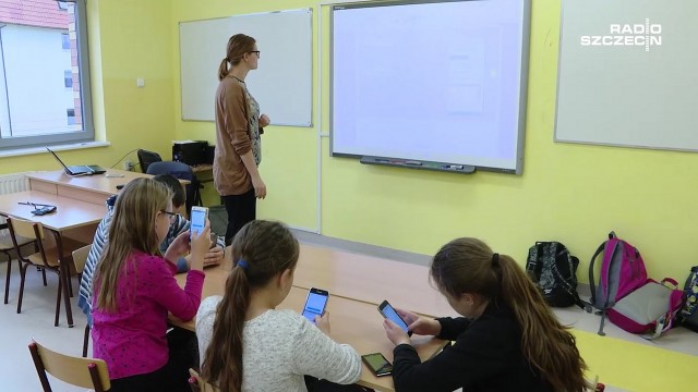 Zamiast zakazać, używają ich jako pomoc naukową. Magdalena Krupińska - polonistka ze Szkoły Podstawowej nr 7 w Szczecinie - zainspirowała się pracą amerykańskich nauczycieli i zaczęła wykorzystywać telefony jako pomoc dydaktyczną.